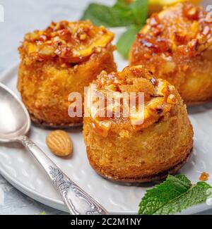 Cupcake con arancia caramellate primo piano. Foto Stock