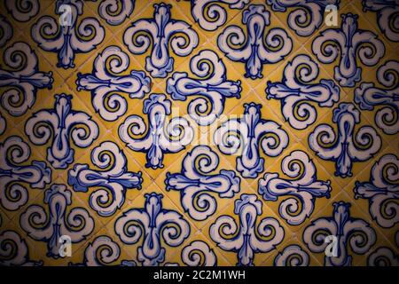 Immagine ravvicinata di alcune decorazioni arabe su una parete. Foto Stock