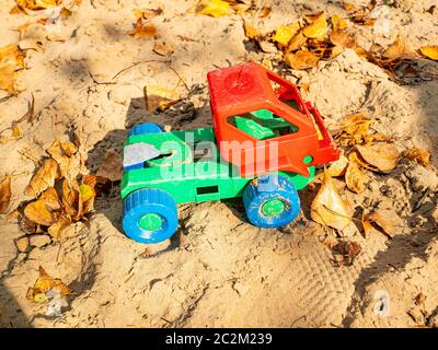 Per i bambini il giocattolo di plastica camion nella sabbia. Giochi per bambini. Foto Stock