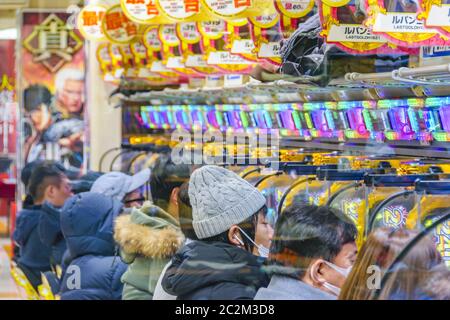 Persone che giocano Pachinko, Tokyo, Giappone Foto Stock