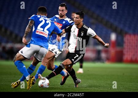 Roma, Italia. 17 Giugno 2020. ROMA, ITALIA - 17 giugno 2020: Cristiano Ronaldo della Juventus FC viene sfidato da Fabian Ruiz e Giovanni di Lorenzo della SSC Napoli durante la finale di Coppa Italia tra SSC Napoli e Juventus FC. (Foto di Nicolò campo/Sipa USA) Credit: Sipa USA/Alamy Live News Foto Stock