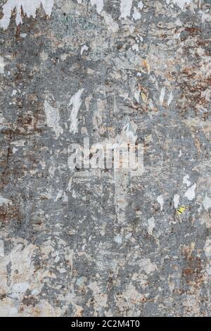 Grunge muro con poster strappati. Ideale per texture e sfondi. Foto Stock