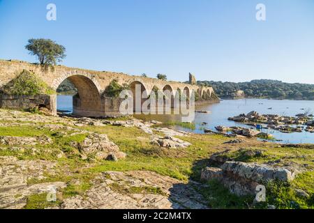 Ponte Ajuda sul fiume Guadiana tra Elvas, Portogallo e Olivenza, Spagna. Foto Stock