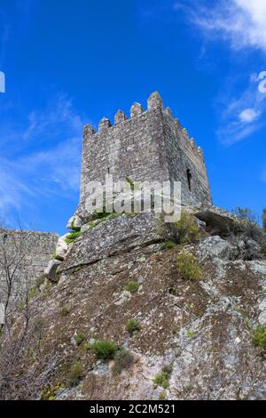 Il castello di Sortelha, storico villaggio nei pressi di Covilha, Portogallo Foto Stock