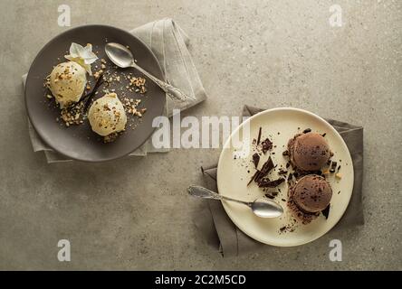 Set di gelato scoop con cioccolato e vaniglia Foto Stock
