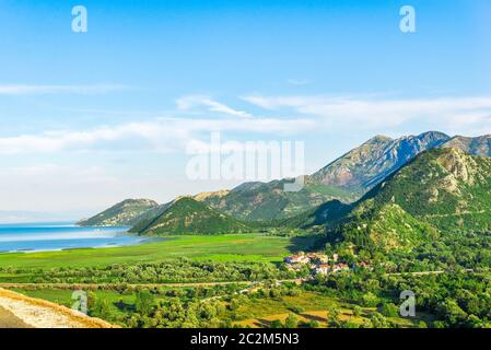 Villaggio in montagna vicino al lago Skadar in piena estate, Montenegro Foto Stock