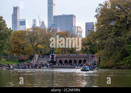 Colore delle foglie autunnali di Central Park a Manhattan Foto Stock