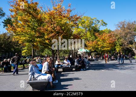 Colore delle foglie autunnali del Washington Square Park vicino a New York a Lower Manhattan Foto Stock