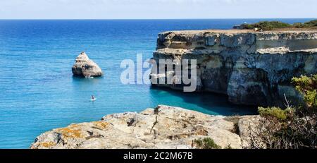 Rocce nea il litorale di Torre dell'Orso. Provincia di Lecce e Salento puglia, Italia. Foto Stock