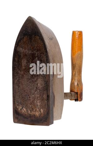 Ferro vecchio isolato. Primo piano di un vecchio ferro da stiro elettrico arrugginito professionale con manico in legno isolato su uno sfondo bianco. Personalizzazione Foto Stock