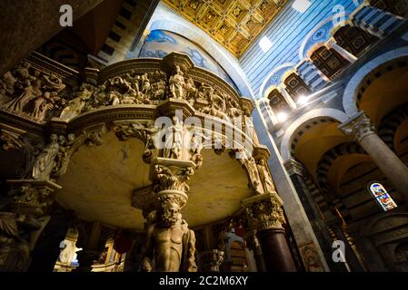 Giovanni Pisano il pulpito di marmo evidenzia l'interno di Santa Maria Assunta, Pisa del grandioso Duomo in Piazza dei Miracoli, Italia Foto Stock