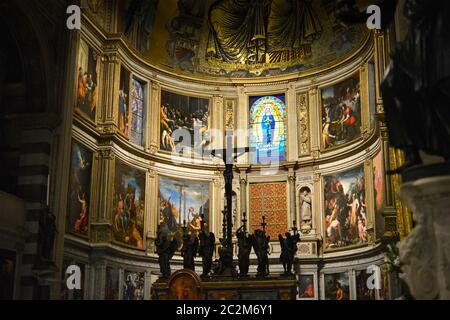 L'interno altare con religiosa rinascimentale opera di Pisa il Duomo o Cattedrale Metropolitana Primaziale di Santa Maria Assunta Foto Stock