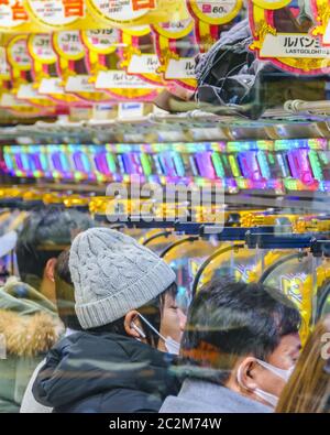 Persone che giocano Pachinko, Tokyo, Giappone Foto Stock