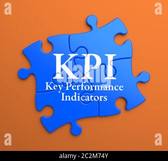 KPI - indicatori chiave di prestazione - scritto su pezzi blu Puzzle su sfondo arancione. Concetto aziendale. Foto Stock