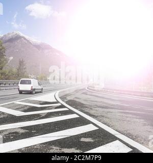 Traffico autostradale nelle Alpi italiane Foto Stock