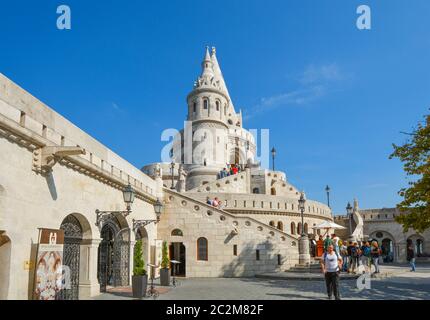 Il turista a godere di una giornata di sole al Bastione del Pescatore, parte del Castello di Buda complesso in Budapest Ungheria. Foto Stock