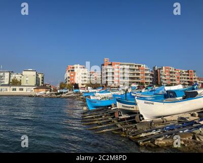 Pomorie, Bulgaria - 01 novembre 2019: Pomorie è un villaggio e resort di mare nel sud-est della Bulgaria, situato su UNA stretta Rocky Foto Stock