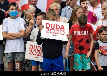 Serock, Polonia. 17 Giugno 2020. I bambini hanno dei cartelli a sostegno della rielezione di Andrzej Duda durante la campagna elettorale.dieci giorni prima delle elezioni presidenziali del 2020 in Polonia, il presidente Andrzej Duda - che lotta per la rielezione, ha visitato la città di Serock per incontrare i suoi sostenitori come parte della sua campagna elettorale. Credit: SOPA Images Limited/Alamy Live News Foto Stock