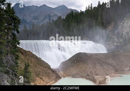 Immagine panoramica del Fiume Kicking Horse cascading sul Wapta Falls, Parco Nazionale di Yoho, British Columbia, Canada Foto Stock