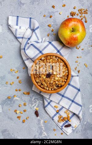 Muesli con mela e uvetta per colazione. Foto Stock