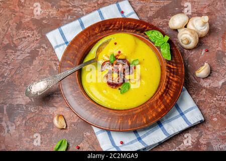 Zuppa di patate - purè cavolfiore con funghi. Foto Stock