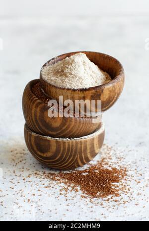 Teff farina e teff grano in ciotole di legno vicino fino Foto Stock
