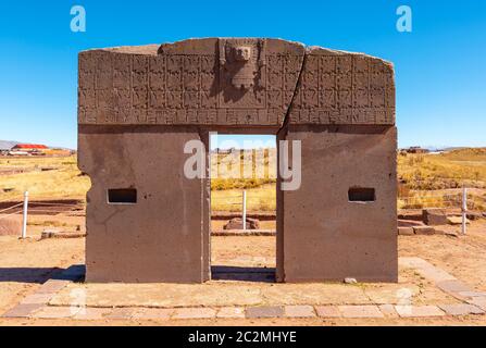 Monolito Sun Gate con decorazioni a bassorilievo del Dio creatore Viracocha e un calendario solare, Tiwanaku, la Paz, Bolivia. Foto Stock