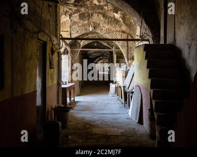 Vecchio tunnel abbandonato nella cantina sotterranea delle baraccopoli. Ingresso alle catacombe urbane. Sotto la città sorpasso cemento vecchio usura r Foto Stock