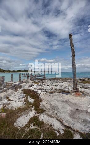 Vecchio molo abbandonato a Xpu-ha spiaggia in Messico Foto Stock