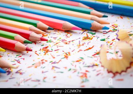 Luminose sharp le matite sono pronti per il disegno. Forniture di disegno: colori assortiti matite. Il concetto di istruzione Foto Stock
