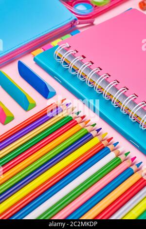 Luogo di lavoro elementi per ragazze. Cancelleria colorati. 1 settembre concetto cartolina Foto Stock