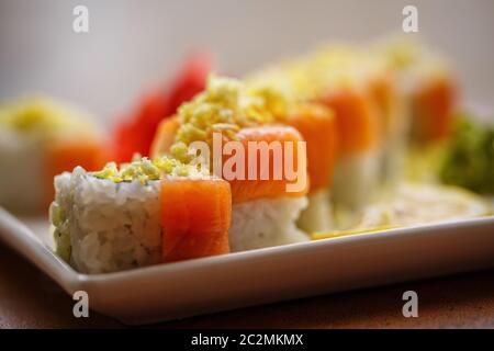 Cucina giapponese e asiatica. Il sushi è pronto per essere servito. Concetto per un cibo gustoso e volantino promozionale e poster per i ristoranti. Foto Stock