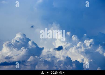 Bella nuvole bianche sul cielo blu sullo sfondo Foto Stock