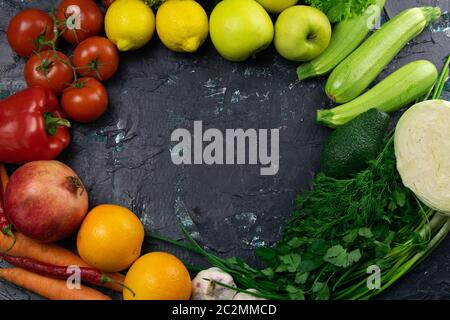 Ortaggi e frutta freschi, disposti in un cerchio di spazio libero, sulla composizione: Mele, limoni, zucchine, pomodori, peperoni rossi, arance, carr Foto Stock