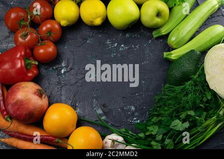 Ortaggi e frutta freschi, disposti in un cerchio di spazio libero, sulla composizione: Mele, limoni, zucchine, pomodori, peperoni rossi, arance, carr Foto Stock