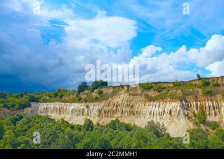 Cava di Cretaceo. Paesaggio con scogliere sabbiose e cielo bellissimo. Cretaceo buca Foto Stock