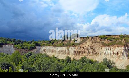 Cava di Cretaceo. Paesaggio con scogliere sabbiose e cielo bellissimo. Cretaceo buca. Scogliere di sabbia Foto Stock