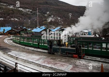 Treno a vapore in arrivo in stazione in inverno Foto Stock