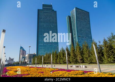 Nur-Sultan, Kazakistan - 24 Aprile 2019 - uffici moderni edifici al Nurzhol boulevard, Nur-Sultan, Astana; Kazakstan Foto Stock