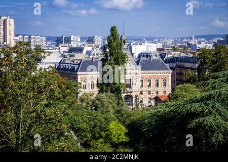 19th comune vista del Municipio dal parco Buttes-Chaumont, Parigi, Francia Foto Stock