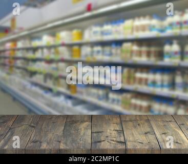 Tavole di legno d'epoca con vista sugli scaffali del supermercato. Tavolo con posto per lo shopping Foto Stock