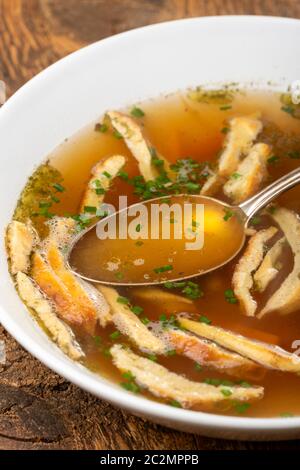 panoramica di una zuppa bavarese di pancake Foto Stock