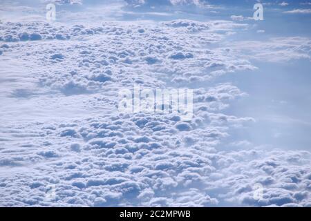 Bella vista dalla finestra di piano su nuvole bianche. Vista meravigliosa dalla finestra dell'aereo Foto Stock