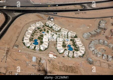 Vista dei resort egizi con piscine dall'aereo. Resort tropicali, vista aerea Foto Stock