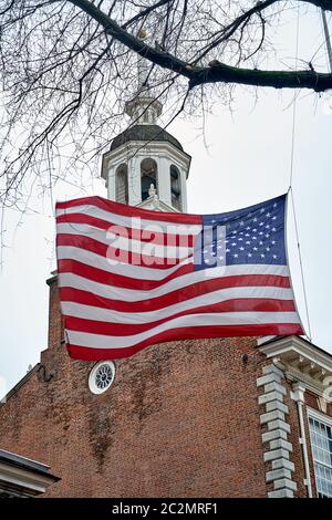 Edificio della Independence Hall con bandiera americana. La Sala dell'Indipendenza è l'edificio dove la Dichiarazione di Indipendenza degli Stati Uniti e la Costituzione Foto Stock