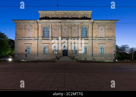 Vecchio museo Pinakothek a Monaco, Germania, di notte Foto Stock