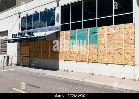 Pannelli in legno compensato sulle finestre del negozio di biciclette a  ruota libera nel centro di Greenway durante i tumulti dopo l'uccisione  della polizia di George Floyd. Minneapolis Minnesota, Minnesota, Stati  Uniti Foto stock - Alamy