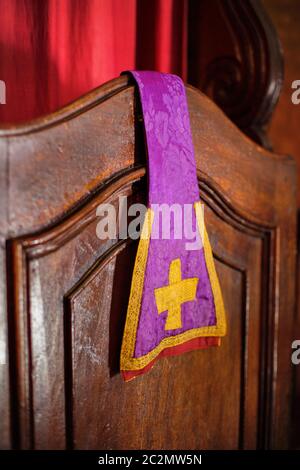 Tipico stola decorata con una croce in oro utilizzato dal sacerdote durante la messa e i sacramenti Foto Stock