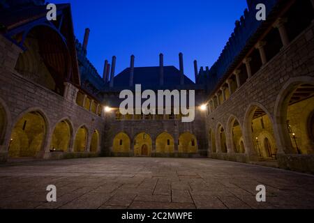 Vista interna del palazzo di Duques de Braganca, in Guimaraes, Portogallo, a nord del paese. Capitale europea della cultura 2012 Foto Stock