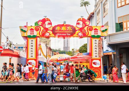 Singapore - 17 gennaio 2016: Gli acquirenti visitano Chinatown durante le festività del Capodanno cinese per acquistare souvenir a prezzi vantaggiosi e cibo locale autentico. Il vecchio VIC Foto Stock